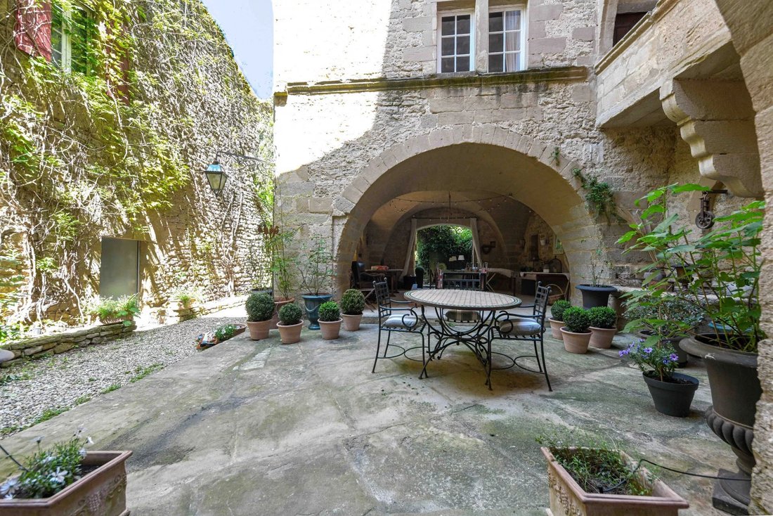 Estate in Uzès, Occitania, France 1 - 17377320