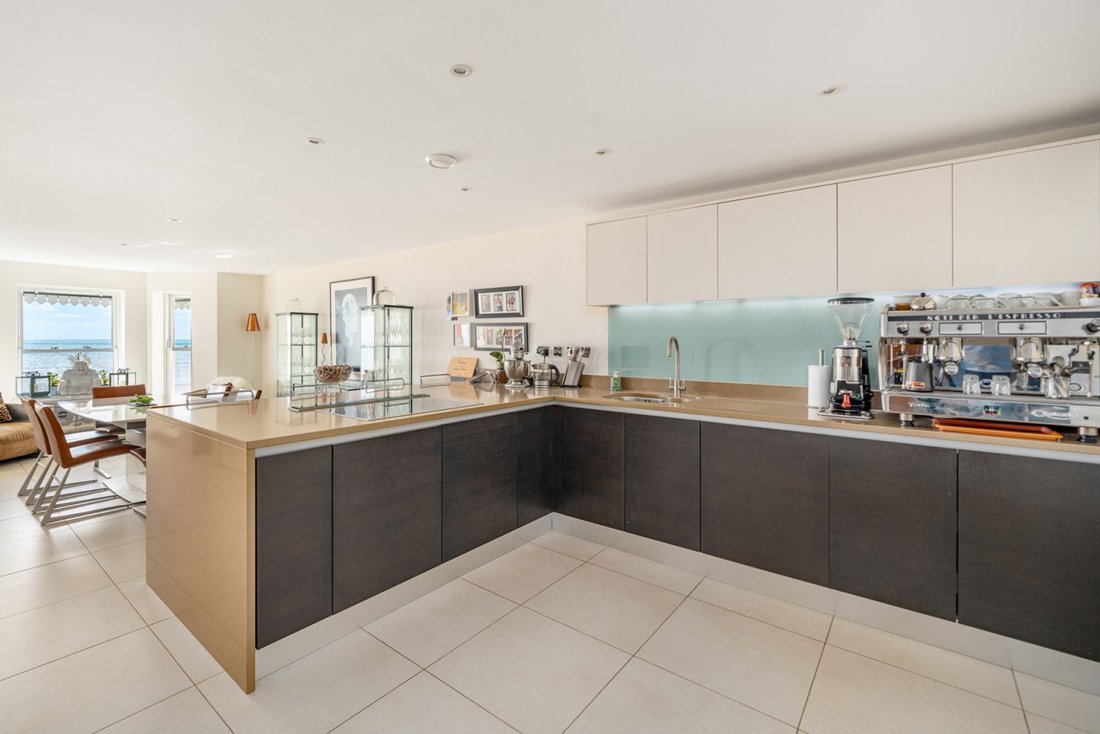 Apartment in Worthing, England 3 - 17375646
