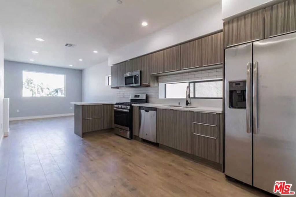Los Angeles, California, United States 5 - 17375681