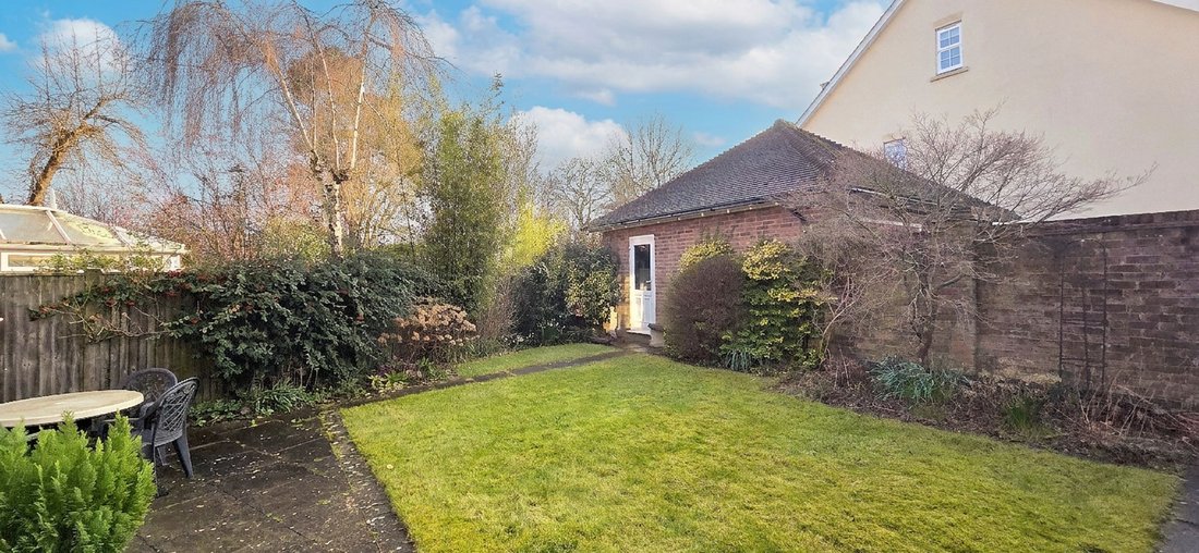 House in Walstead, Copthorne, England 5 - 17377190