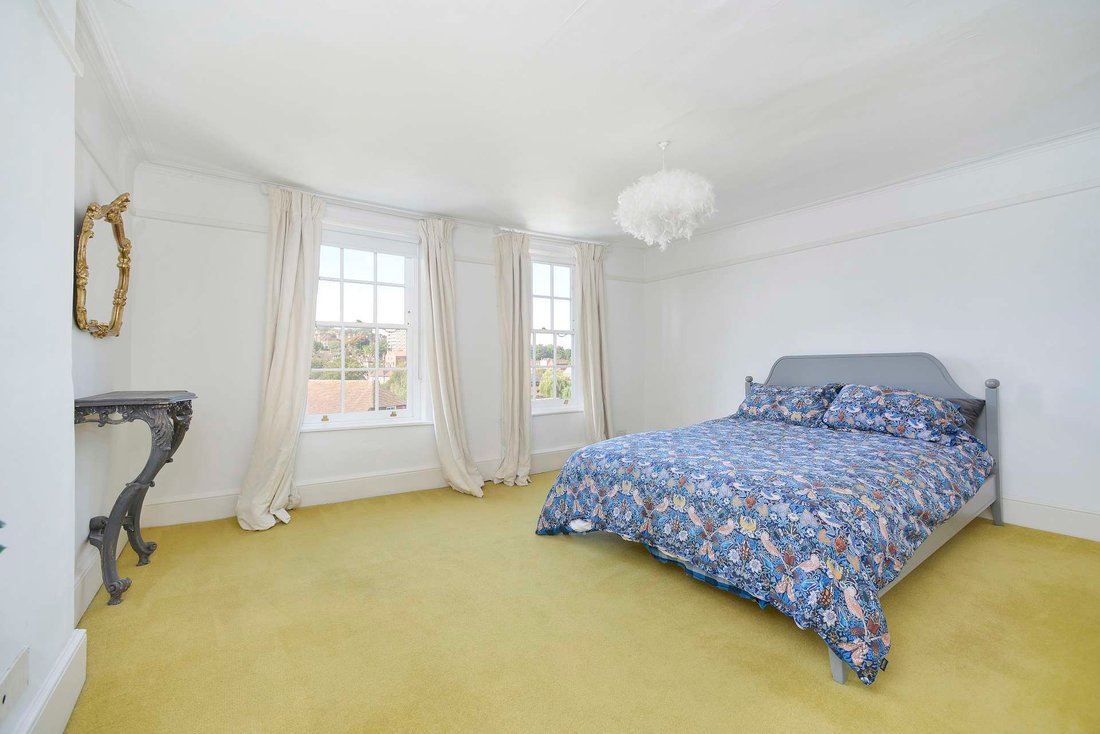 House in Guildford, England 3 - 17375571