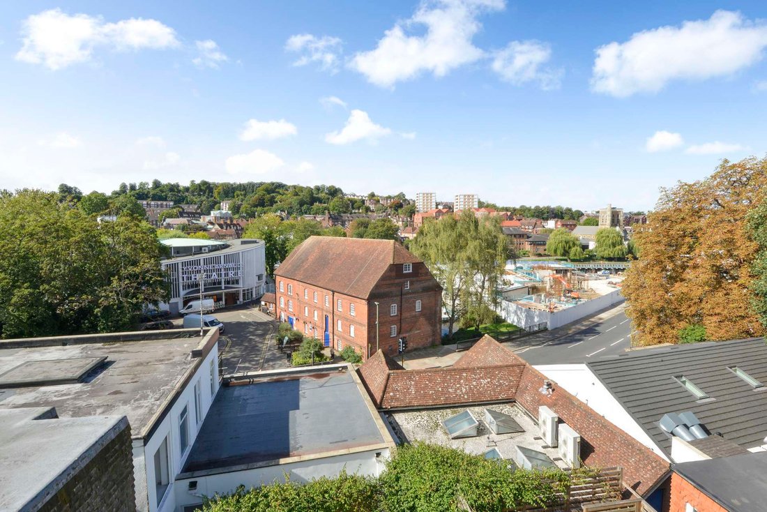 House in Guildford, England 5 - 17375571