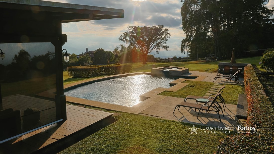 Estate in San José de la Montaña, Heredia Province, Costa Rica 1 - 17352818