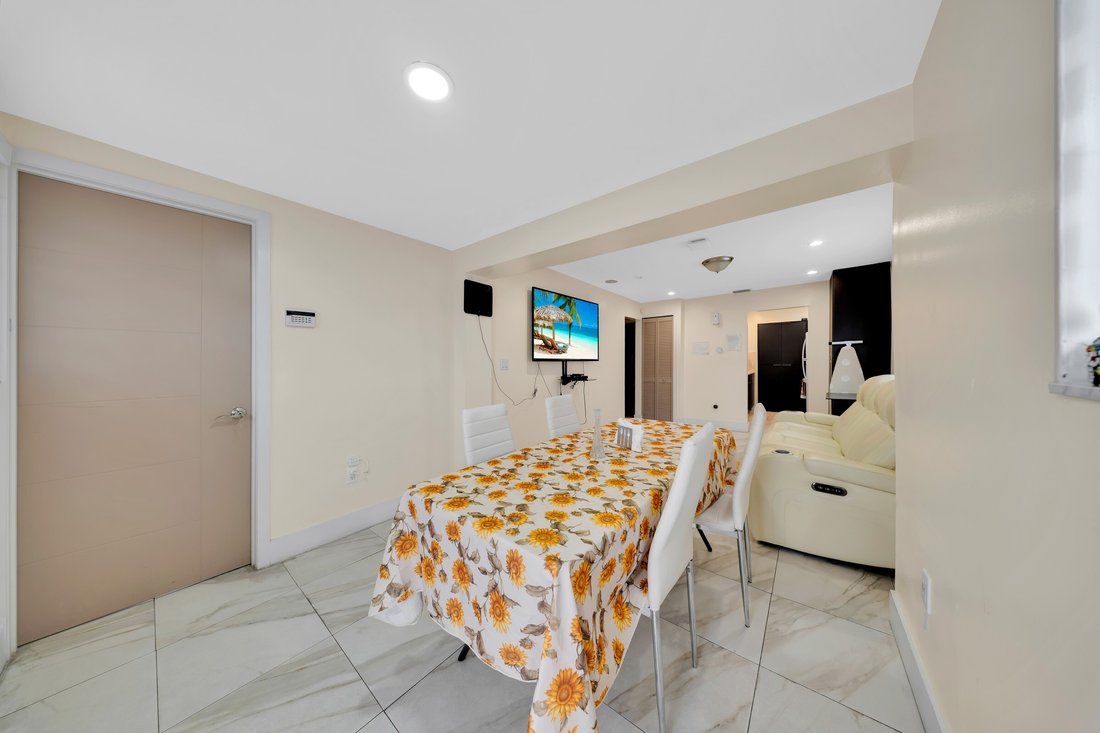 Apartment in Hialeah, Florida, United States 2 - 17380287