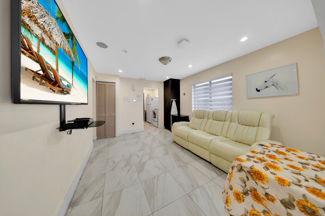 Apartment in Hialeah, Florida, United States 5 - 17380287