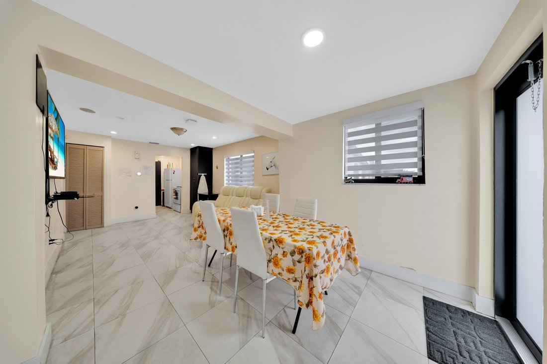 Apartment in Hialeah, Florida, United States 4 - 17380287