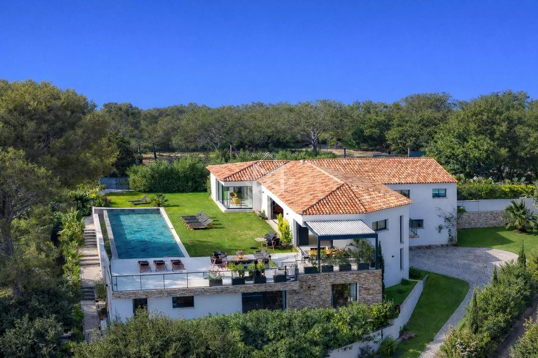 Villa in La Croix-Valmer, Provence-Alpes-Côte d'Azur, France 1 - 15302070
