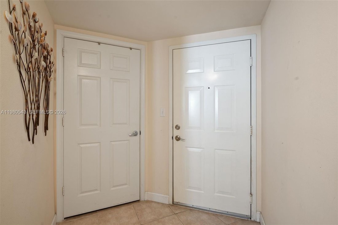 Condo in Hallandale Beach, Florida, United States 5 - 17384012