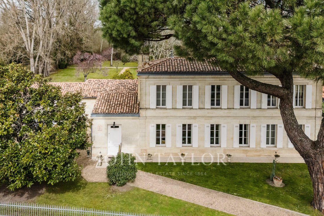 Estate in Izon, Nouvelle-Aquitaine, France 3 - 17380757