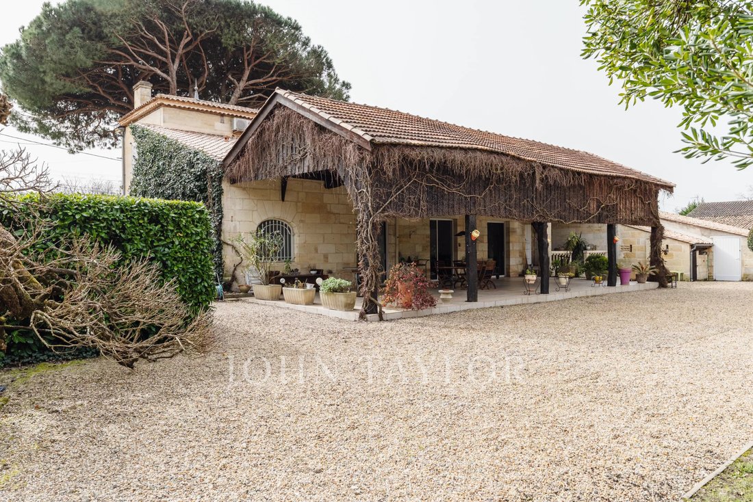 Estate in Izon, Nouvelle-Aquitaine, France 5 - 17380757