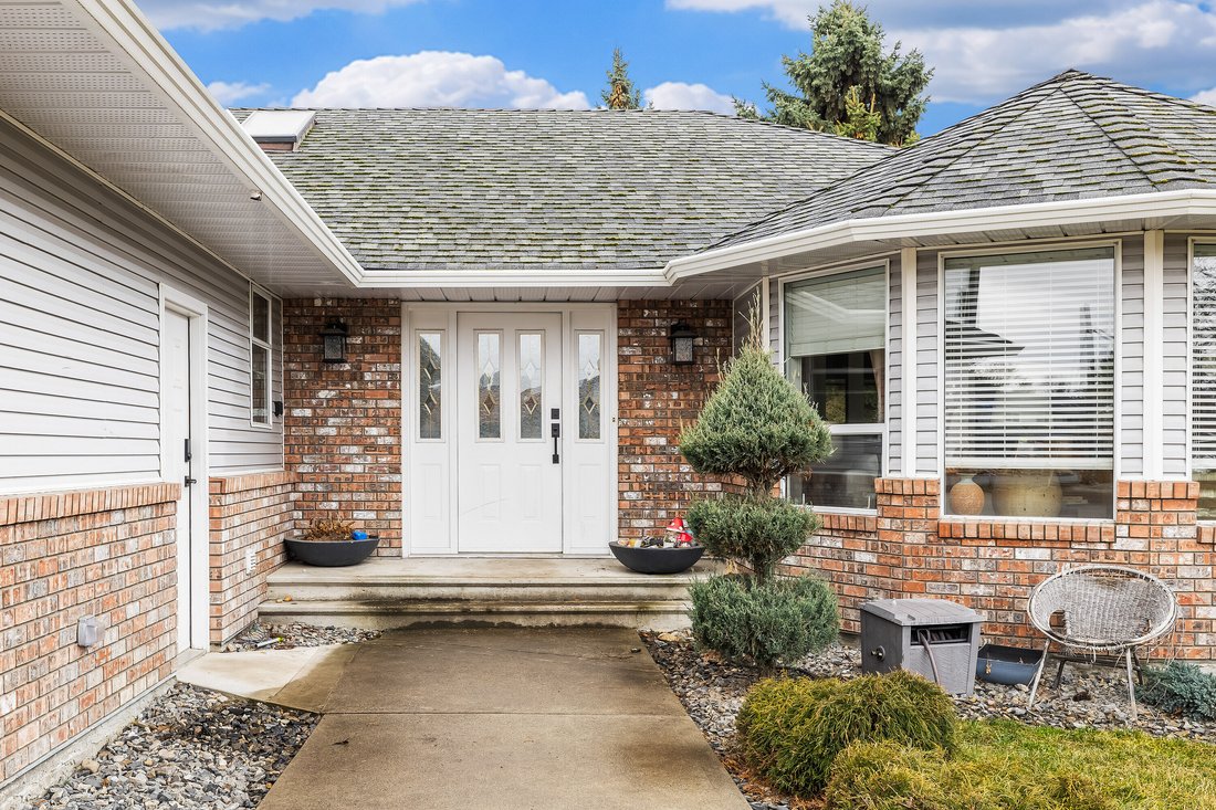 House in Kelowna, British Columbia, Canada 3 - 17382415
