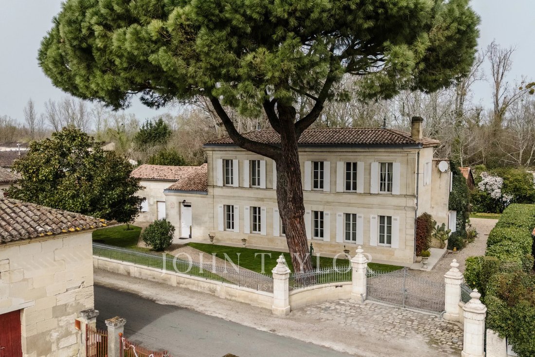 Estate in Izon, Nouvelle-Aquitaine, France 1 - 17380757