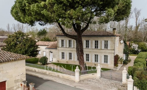 Estate in Izon, Nouvelle-Aquitaine, France 1