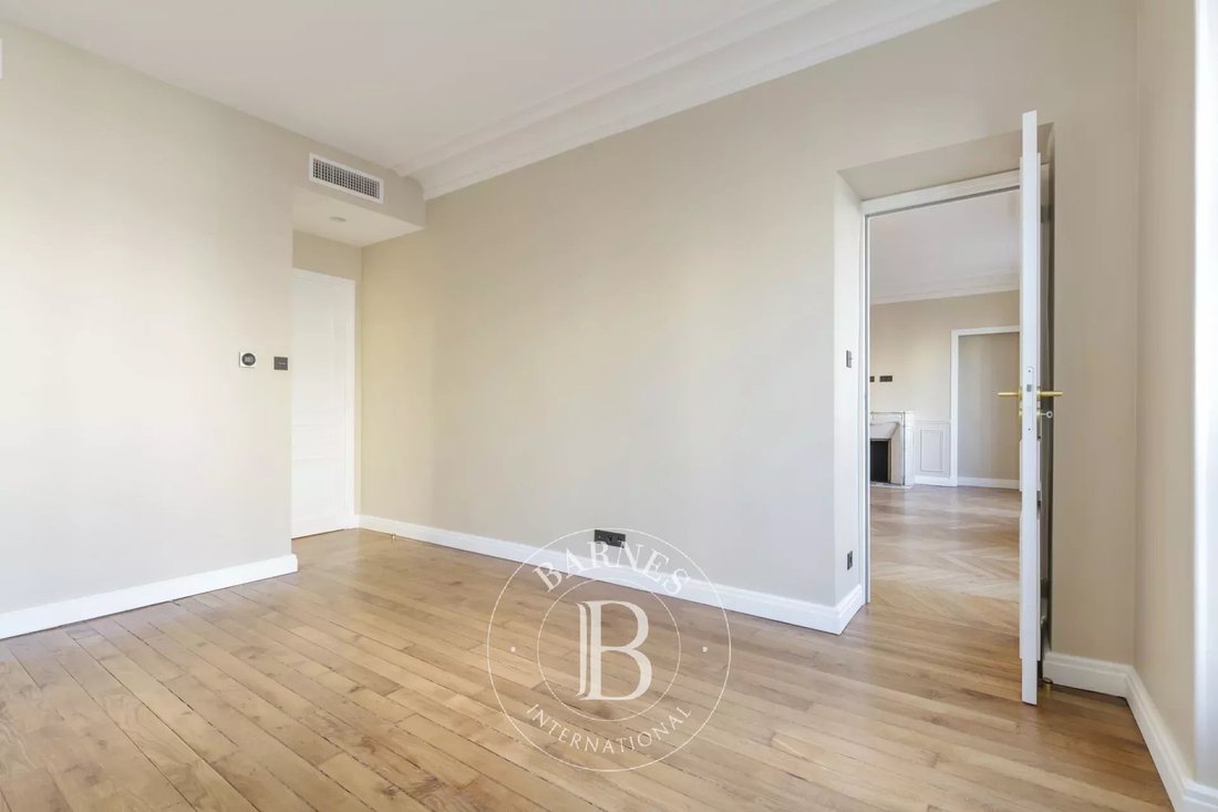 Apartment in Saint Philippe du Roule, Paris 8e Arrondissement, Paris 4 - 17381554