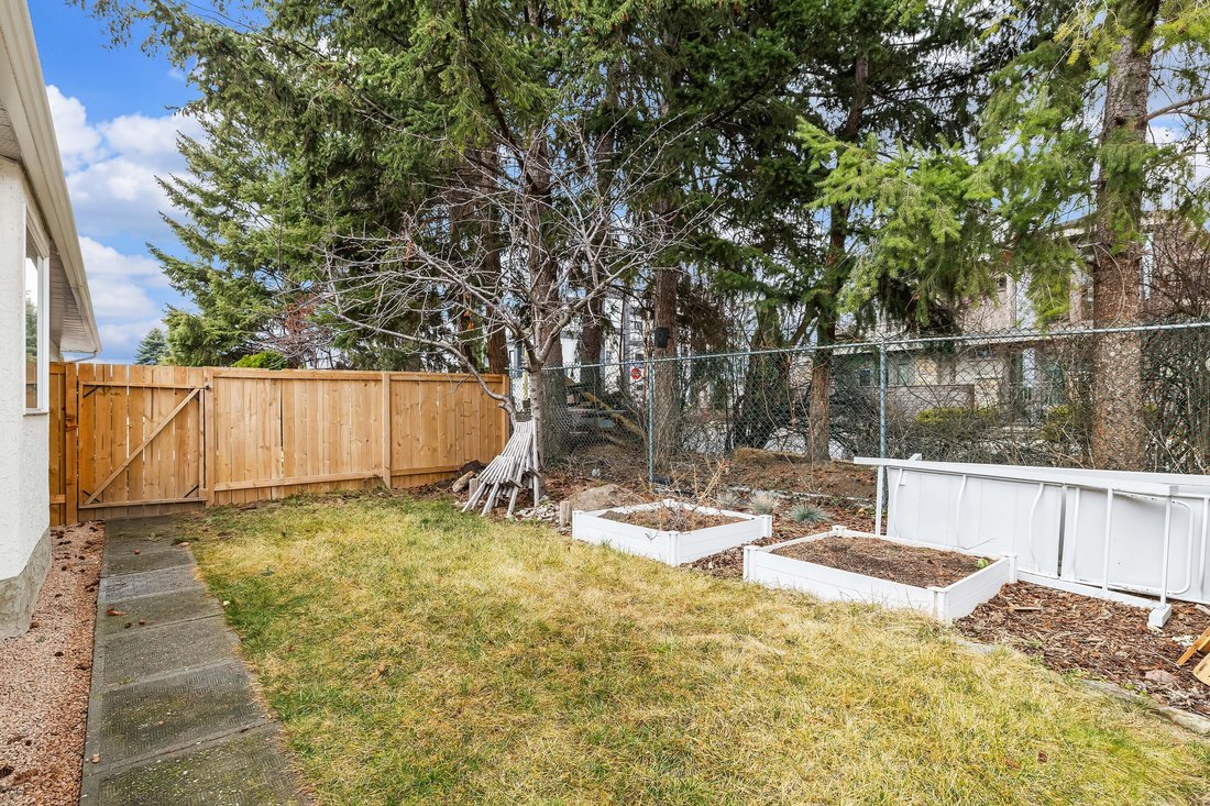 House in Kelowna, British Columbia, Canada 4 - 17382415