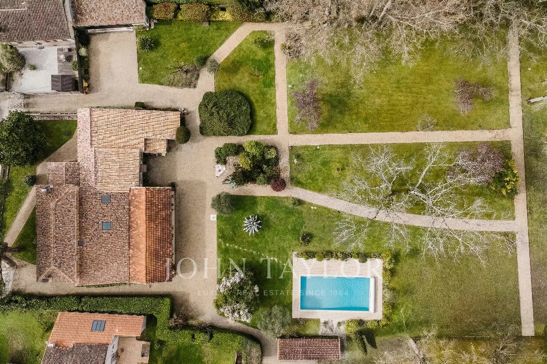 Estate in Izon, Nouvelle-Aquitaine, France 4 - 17380757