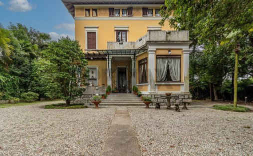 Villa in Lesa, Piemont, Italien 1