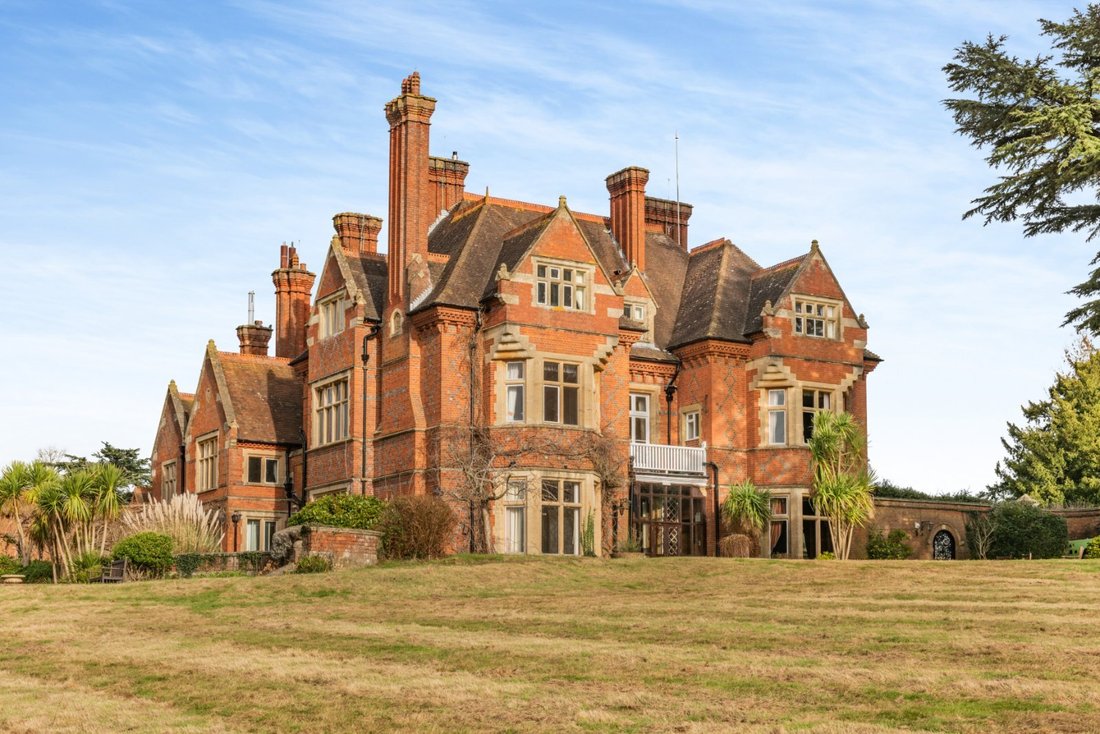House in Compton, England 1 - 16720655