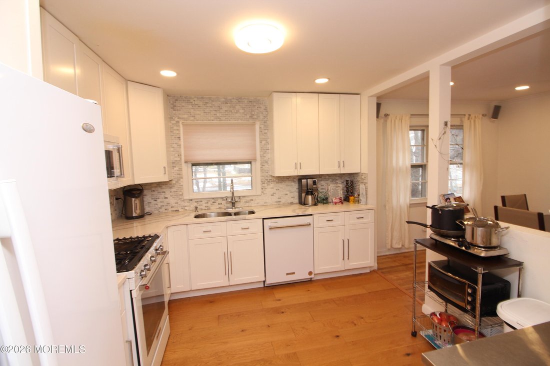 House in Manalapan Township, New Jersey, United States 5 - 17385774