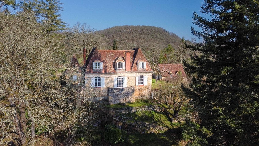Estate in Vezac, Nouvelle-Aquitaine, France 1 - 17386140