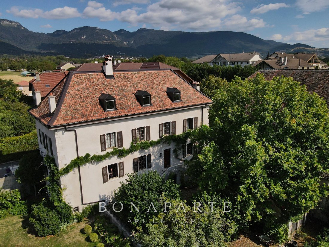Estate in Cessy, Auvergne-Rhône-Alpes, France 1 - 17389173