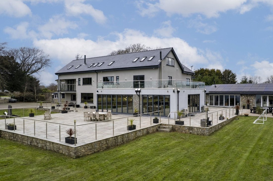 House in Llantwit Major, Wales 1 - 17394331
