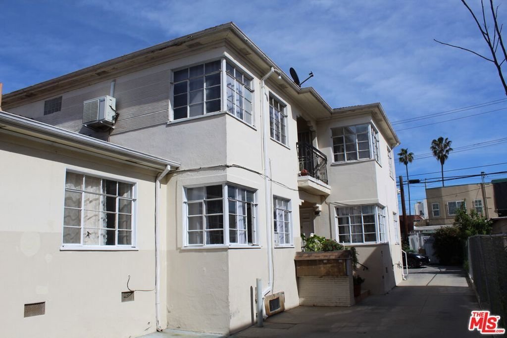 Los Angeles, California, United States 3 - 17390405