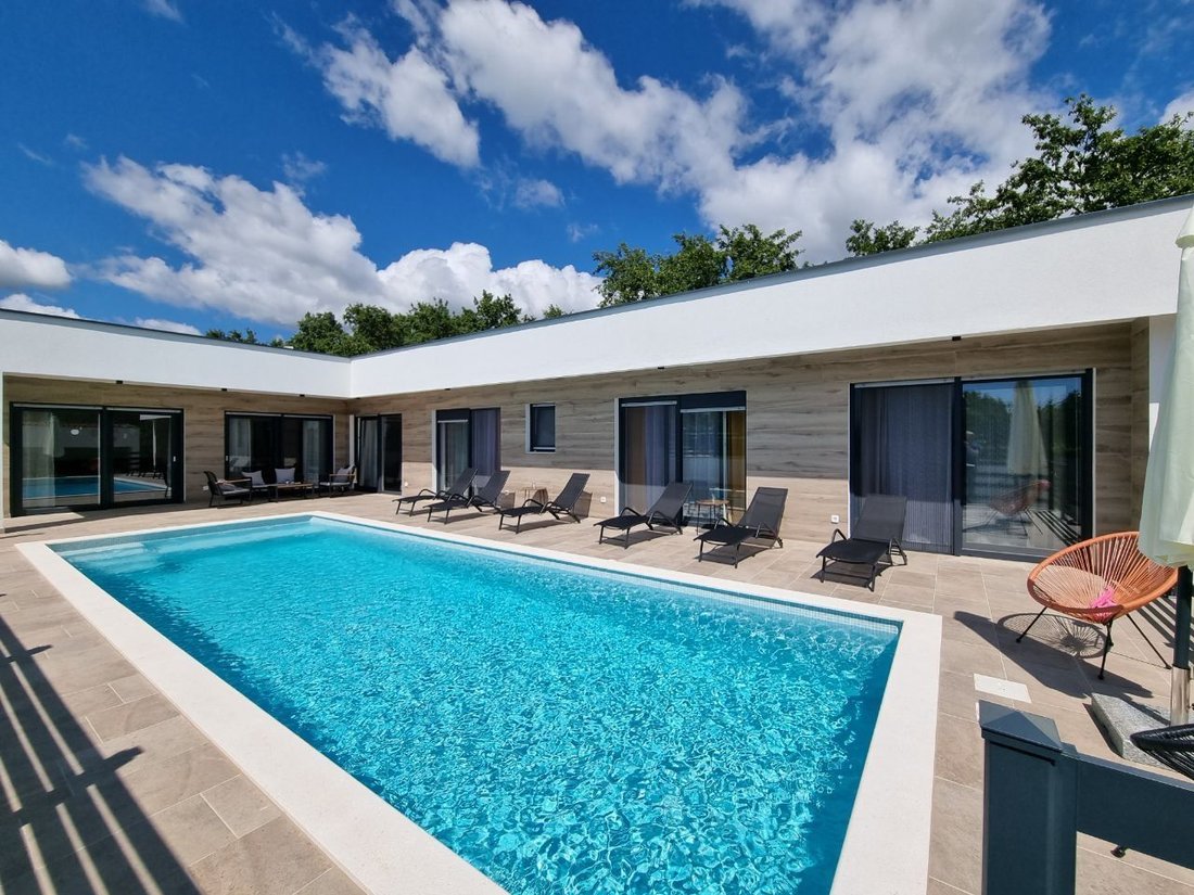 Villa in Svetvincenat, Istria County, Croatia 1 - 17392591