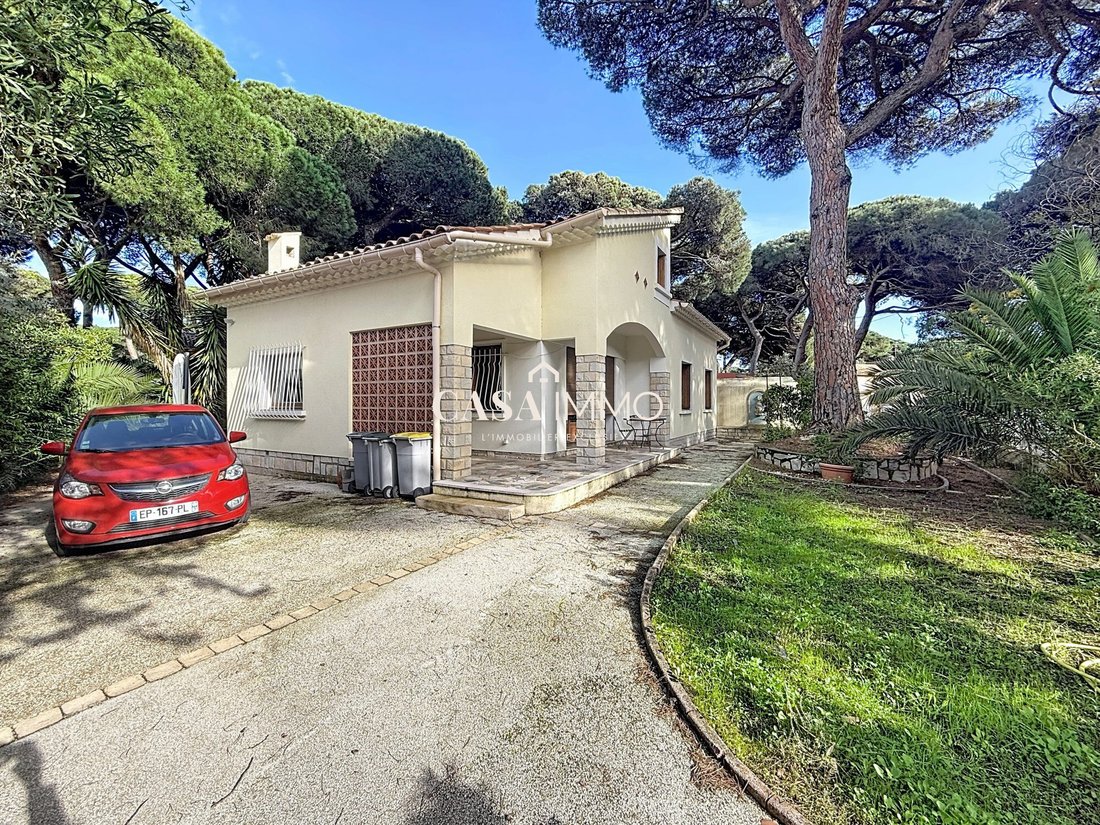 House in Hyeres, Provence-Alpes-Côte d'Azur, France 1 - 17393097