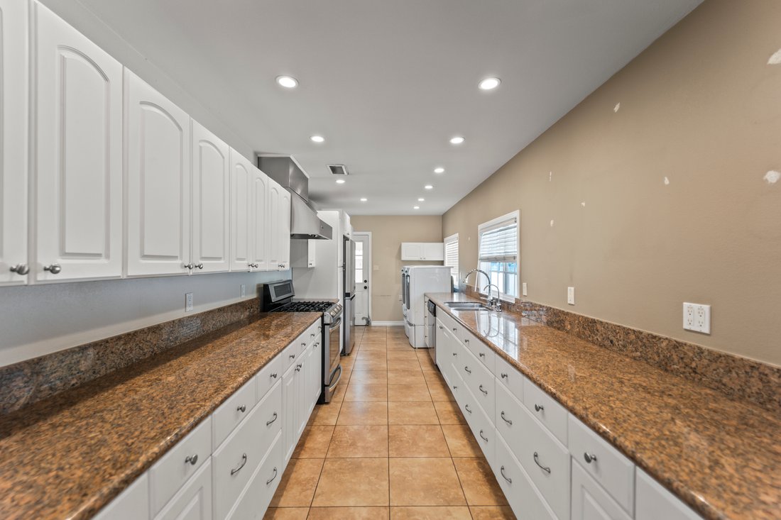 House in Signal Hill, California, United States 4 - 17389879