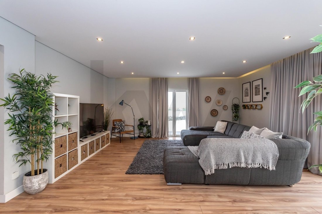 Townhouse in Algueirao-Mem Martins, Lisbon, Portugal 4 - 17393636
