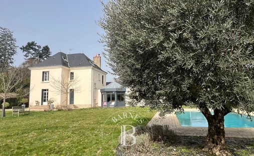 House in Saint-Cyr-sur-Loire, Centre-Val de Loire, France 1