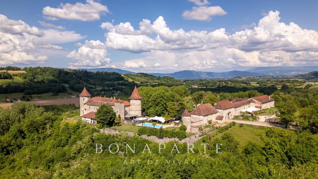 Schloss in Vignieu, Auvergne-Rhone-Alpen, Frankreich 2 - 17397864