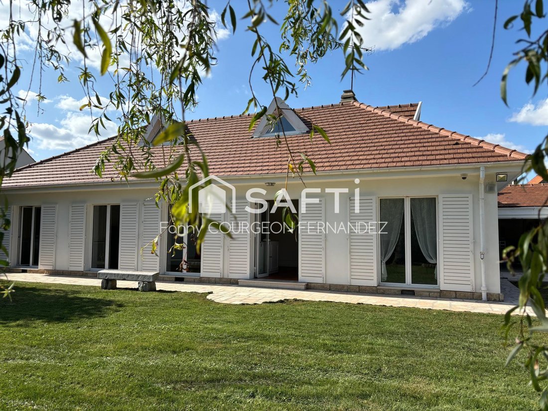 House in Le Mesnil-Aubry, Ile-de-France, France 1 - 17398484