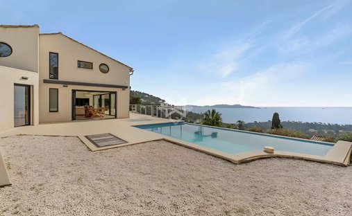 Villa in Carqueiranne, Provence-Alpes-Côte d'Azur, France 1