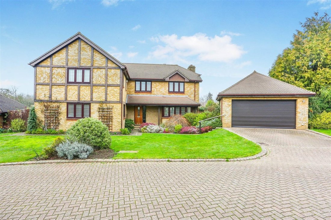 House in London Borough of Sutton, England 1 - 17399133