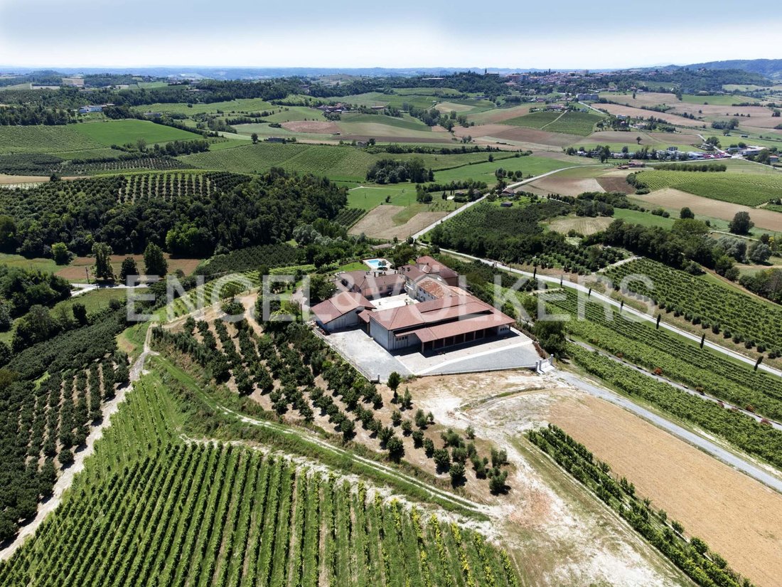 Farm Ranch in Grazzano Badoglio, Piedmont, Italy 2 - 17404496