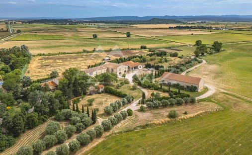 Estate in Campagne, Tarascon, France 1