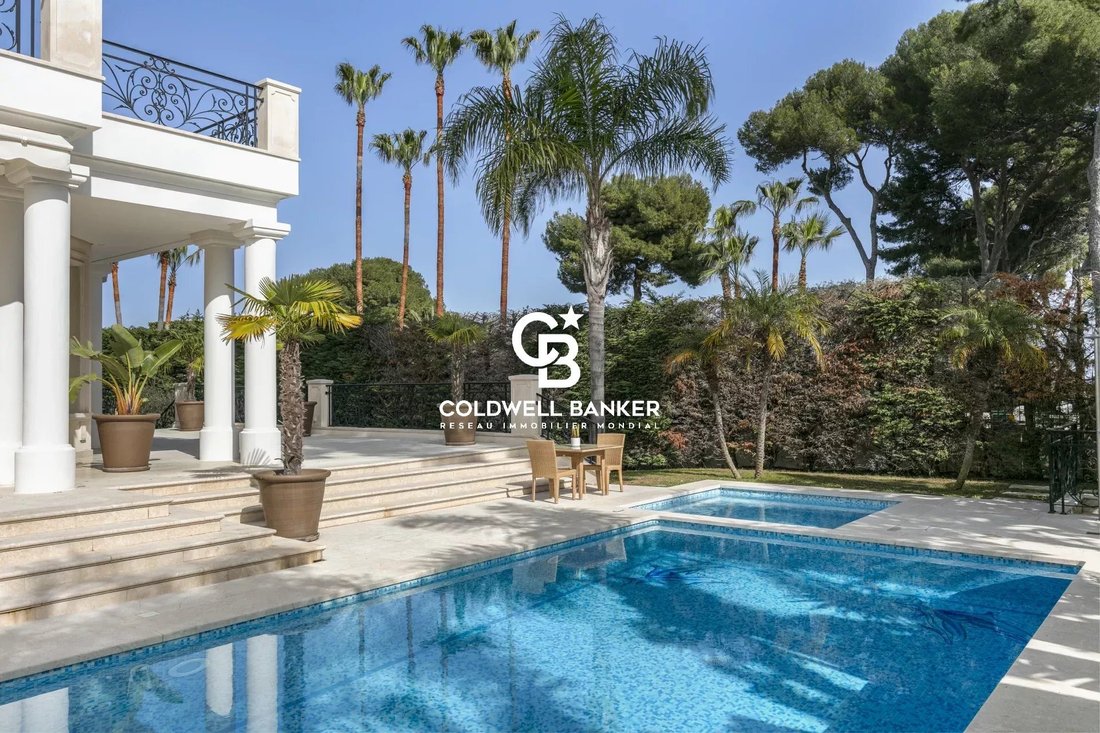 Villa in Antibes, Provence-Alpes-Côte d'Azur, France 1 - 17407068