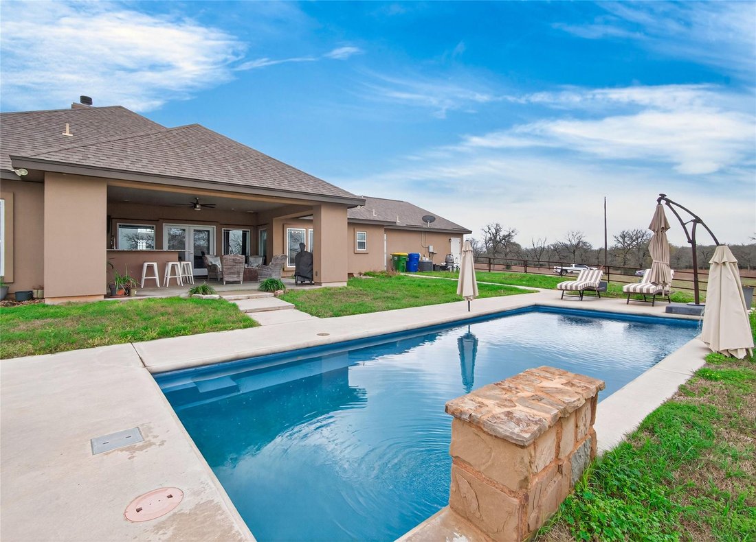 House in Gonzales, Texas, United States 2 - 17407325
