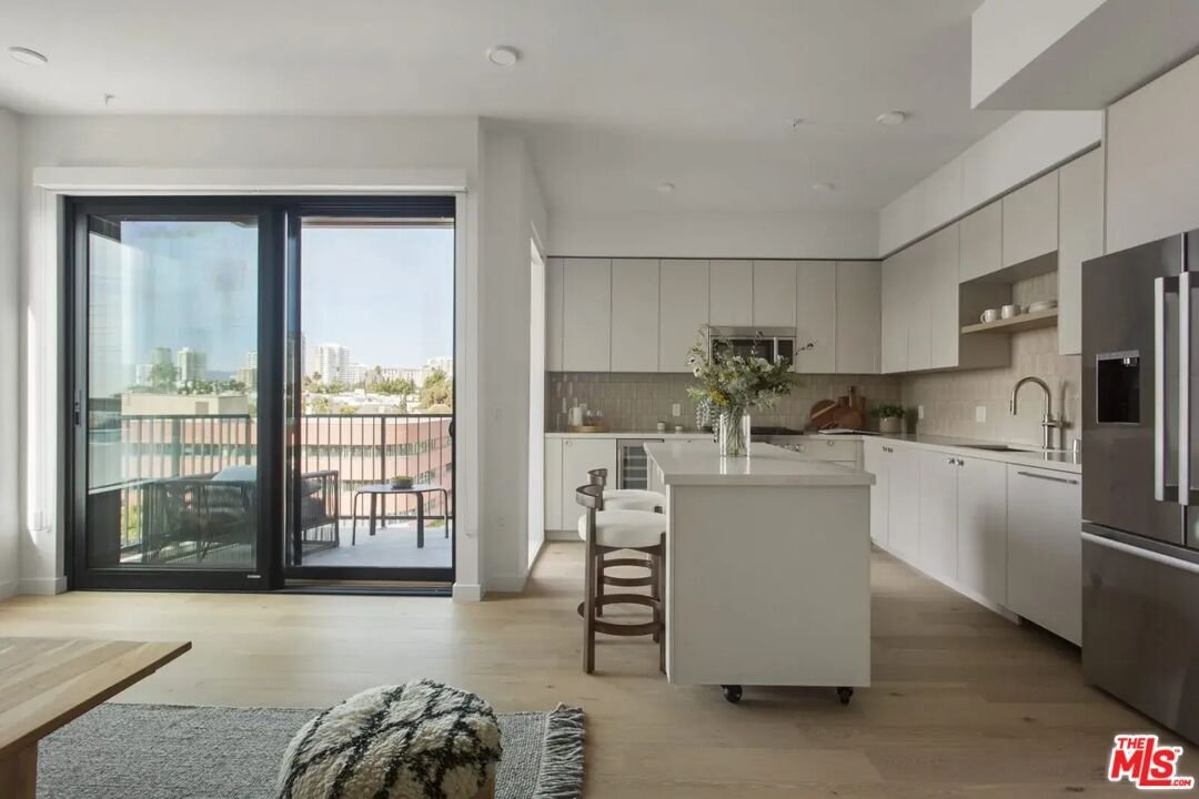 Los Angeles, California, United States 2 - 17408299