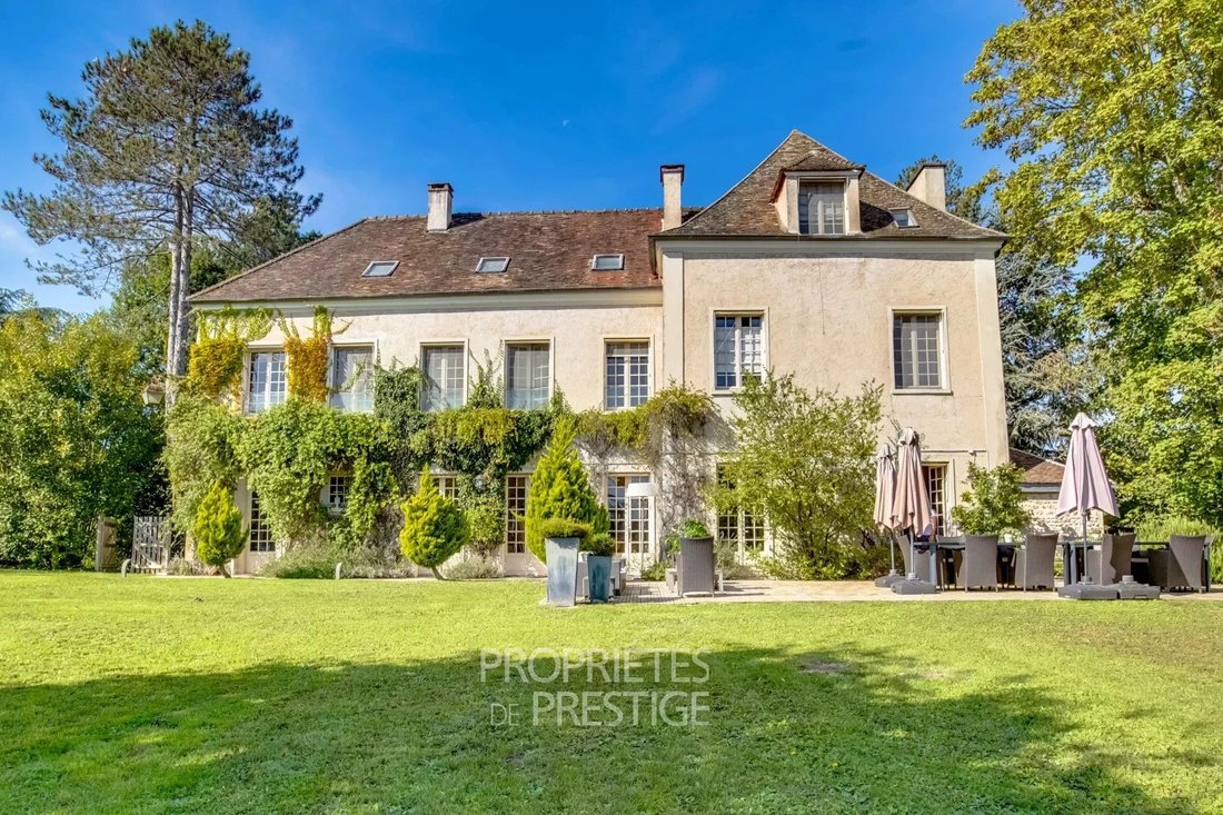 Estate in Montfort-l'Amaury, Ile-de-France, France 2 - 13356328