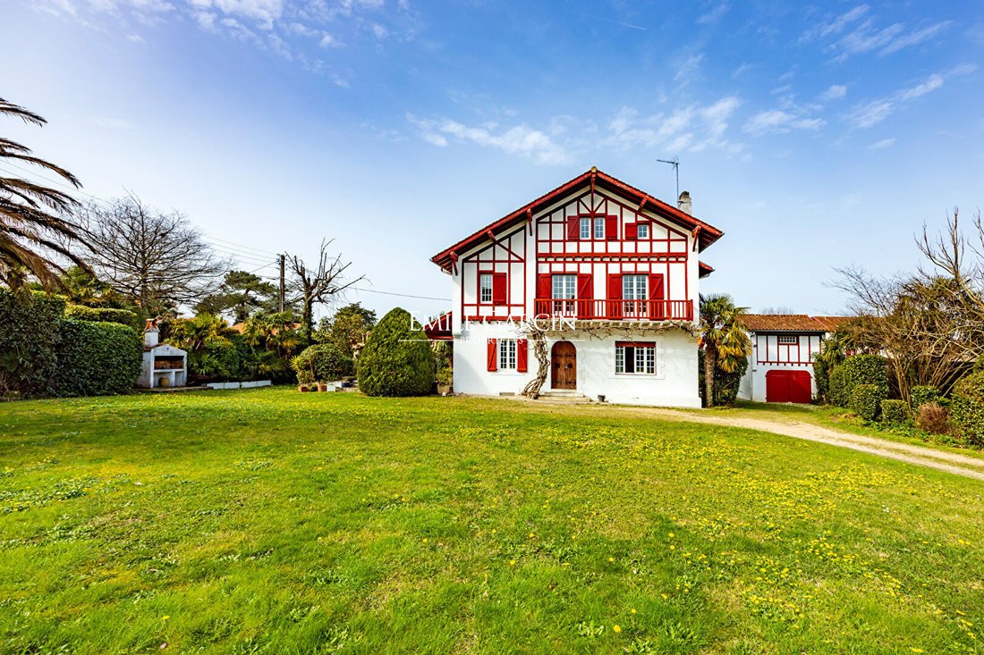 Villa in Bayonne, Nouvelle-Aquitaine, France 1 - 17416279