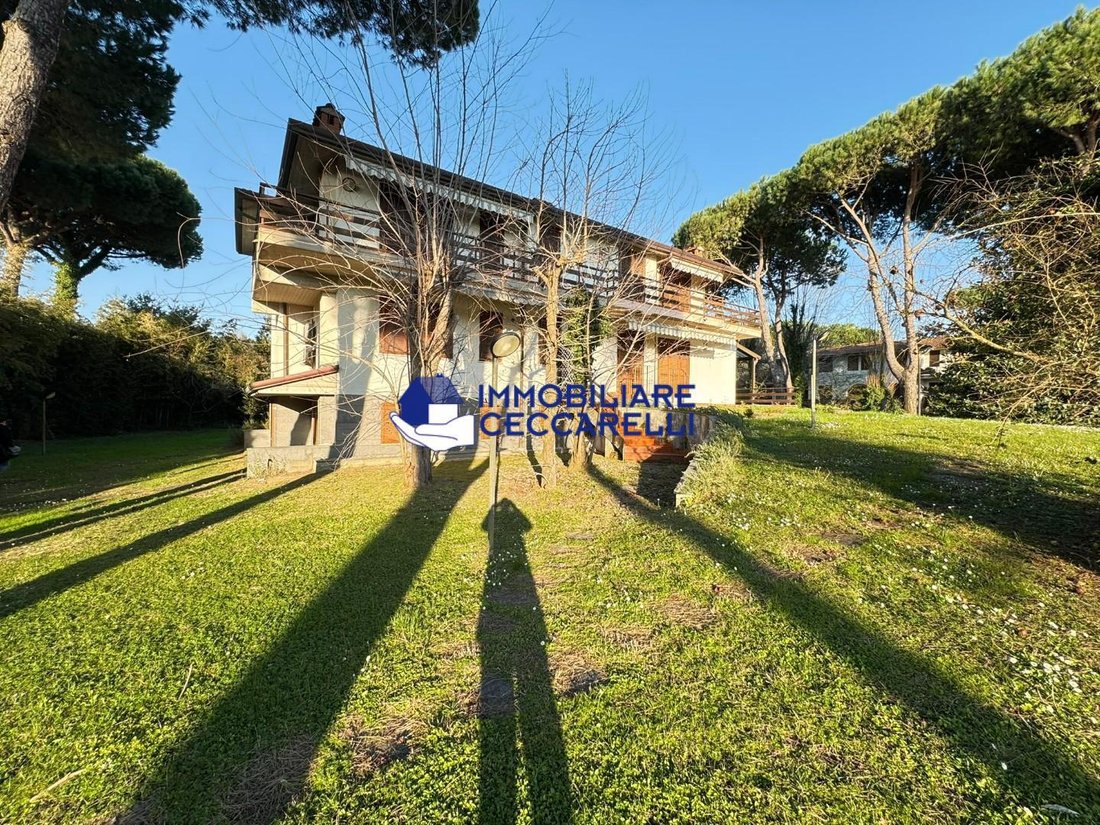 Villa in Ronchi, Massa, Italy 1 - 17417352