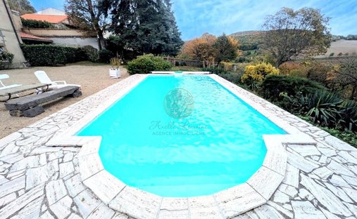 Castello a Busséol, Alvernia-Rodano-Alpi, Francia 1