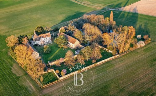 Estate in Chaumont-en-Vexin, Hauts-de-France, France 1