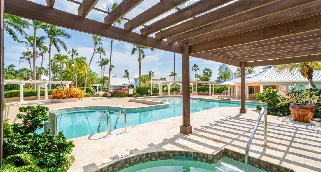 Apartment in George Town, George Town, Cayman Islands 2 - 17412231