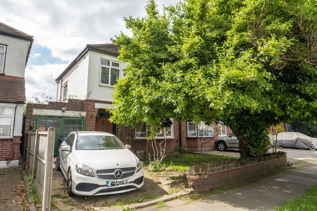 House in Norwood Green, Ealing, England 1 - 17419544