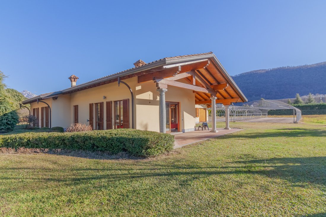 Villa in Caslino d'Erba, Lombardy, Italy 2 - 17412093