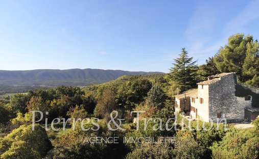 Estate in Viens, Provence-Alpes-Côte d'Azur, France 1